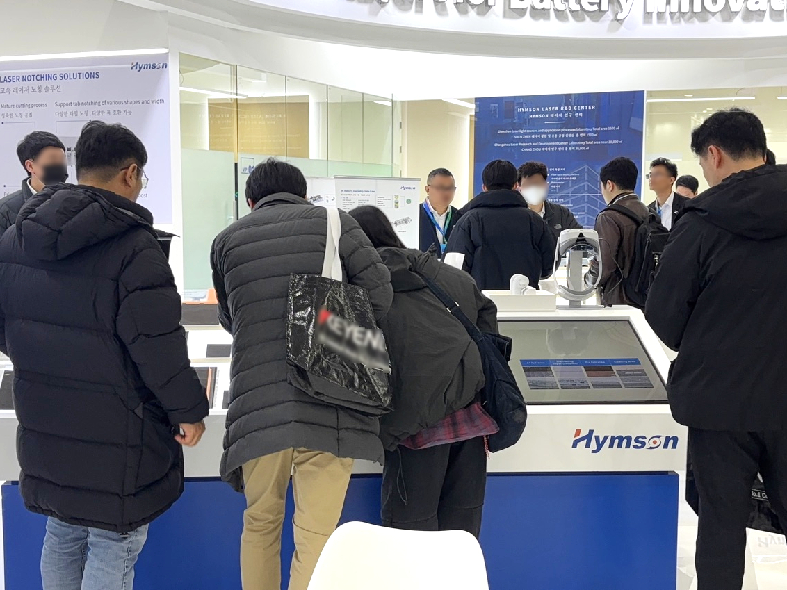 5、SVG-展柜參觀3.jpg